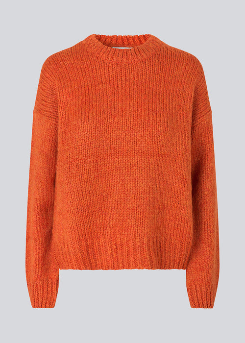 Nice knit in orange with long sleeves. Valentia o-neck has a rib edge at the neck, sleeves and bottom. The knit has a loose fit, which makes it perfect for the cold days.