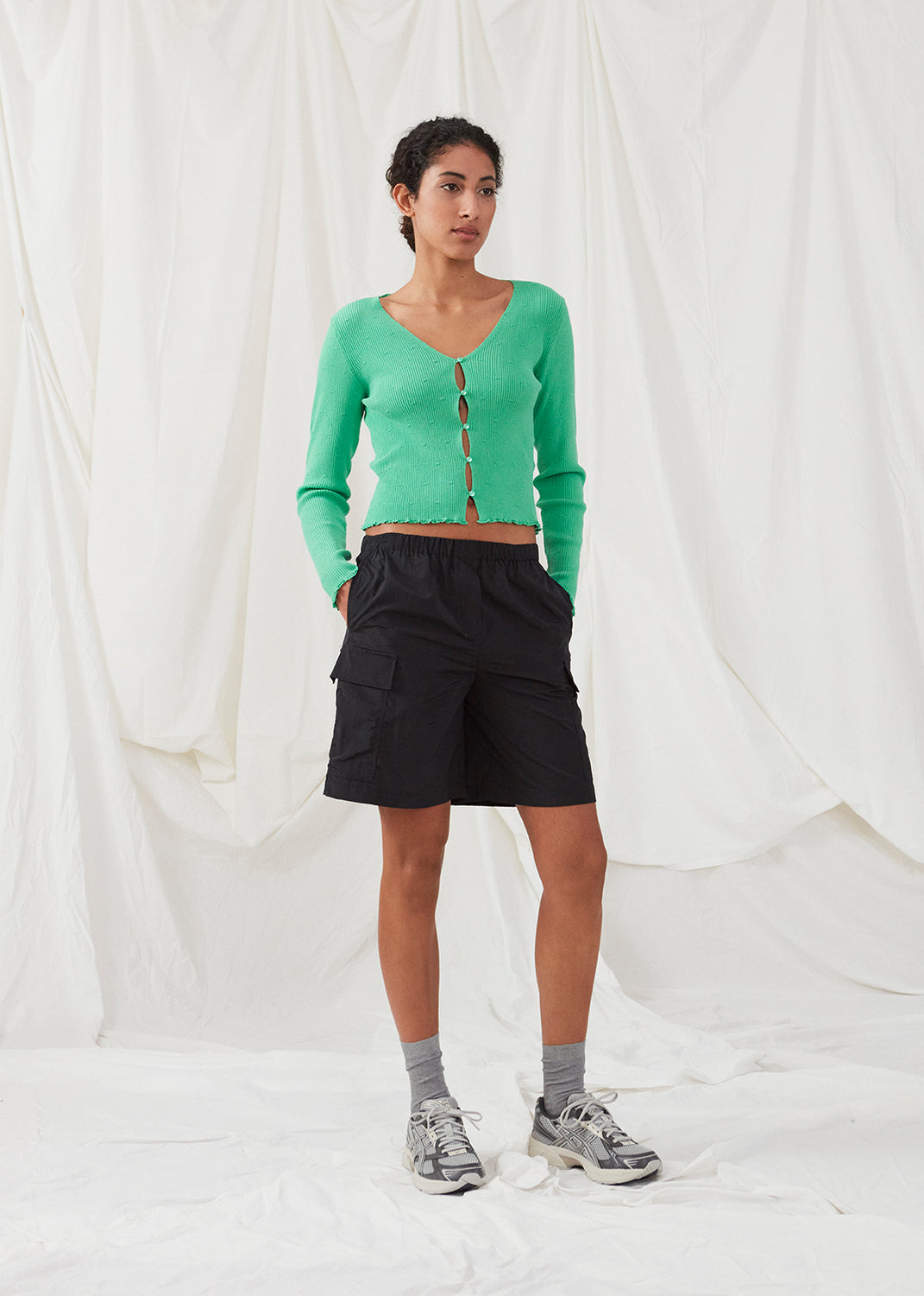 Cargo shorts in black in nylon with wide legs. DilaraMD shorts have an elasticated waistband and two large patch pockets on the sides. The model is 177 cm and wears a size S/36.