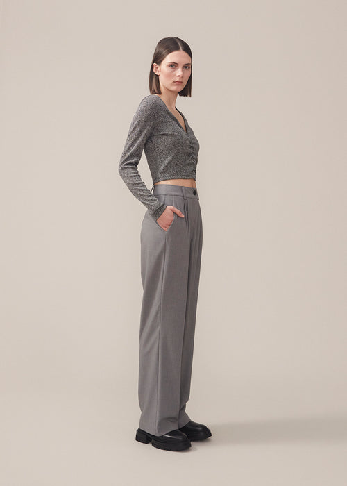 High-waisted pants with pleats and long, wide legs. BennyMD pants has zip fly and button, belt loops, discreet side pockets, and decorative paspoil pockets on the back.