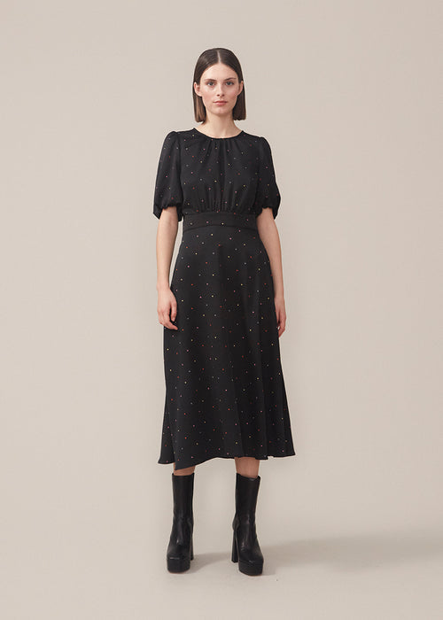 Dress with kneelength in a beautiful print made in a recycled material.BixMD print top has a v-neckline with a tie detail in the waist in front. The dress has wide long sleeves and has lining.Dress with kneelength in a beautiful print made in a recycled material.BixMD print top has a v-neckline with a tie detail in the waist in front. The dress has wide long sleeves and has lining.