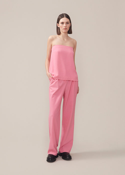 Pants in pink in a relaxed fit. AnkerMD wide pants have a regular waist with pleats in front and wide, long legs. Decorative back pockets and side pockets.  Match with blazer: AnkerMD blazer