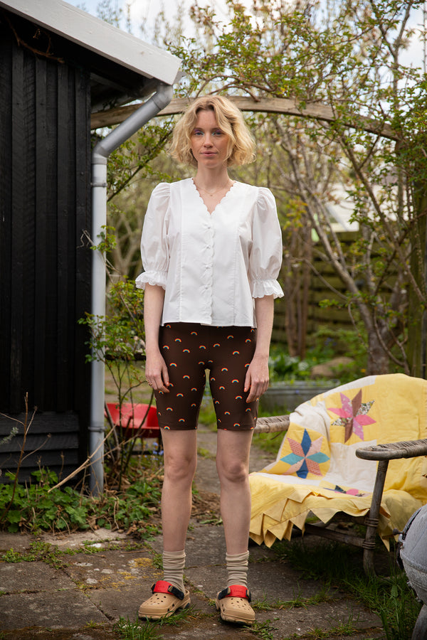 Figure-hugging shorts in a comfortable stretchy material and elasticated waist. PernilleMD print shorts have a sporty look with an all-over rainbow print.  Complete the look and buy the matching shirt: PernilleMD print LS top, in the same color and print. 