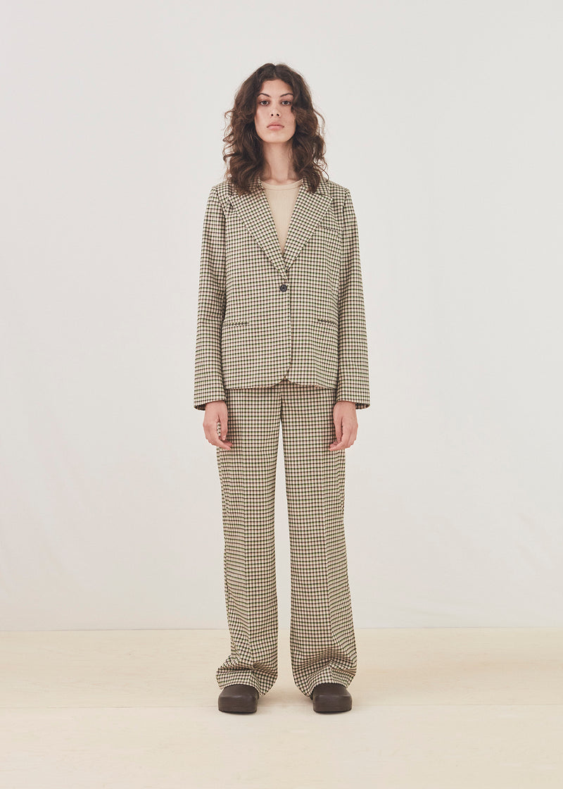 Boyfriend blazer in checked pattern. Osvald blazer is single-breasted and has a wide revers, detailed with two pockets. Style the blazer with the pants to complete the look.