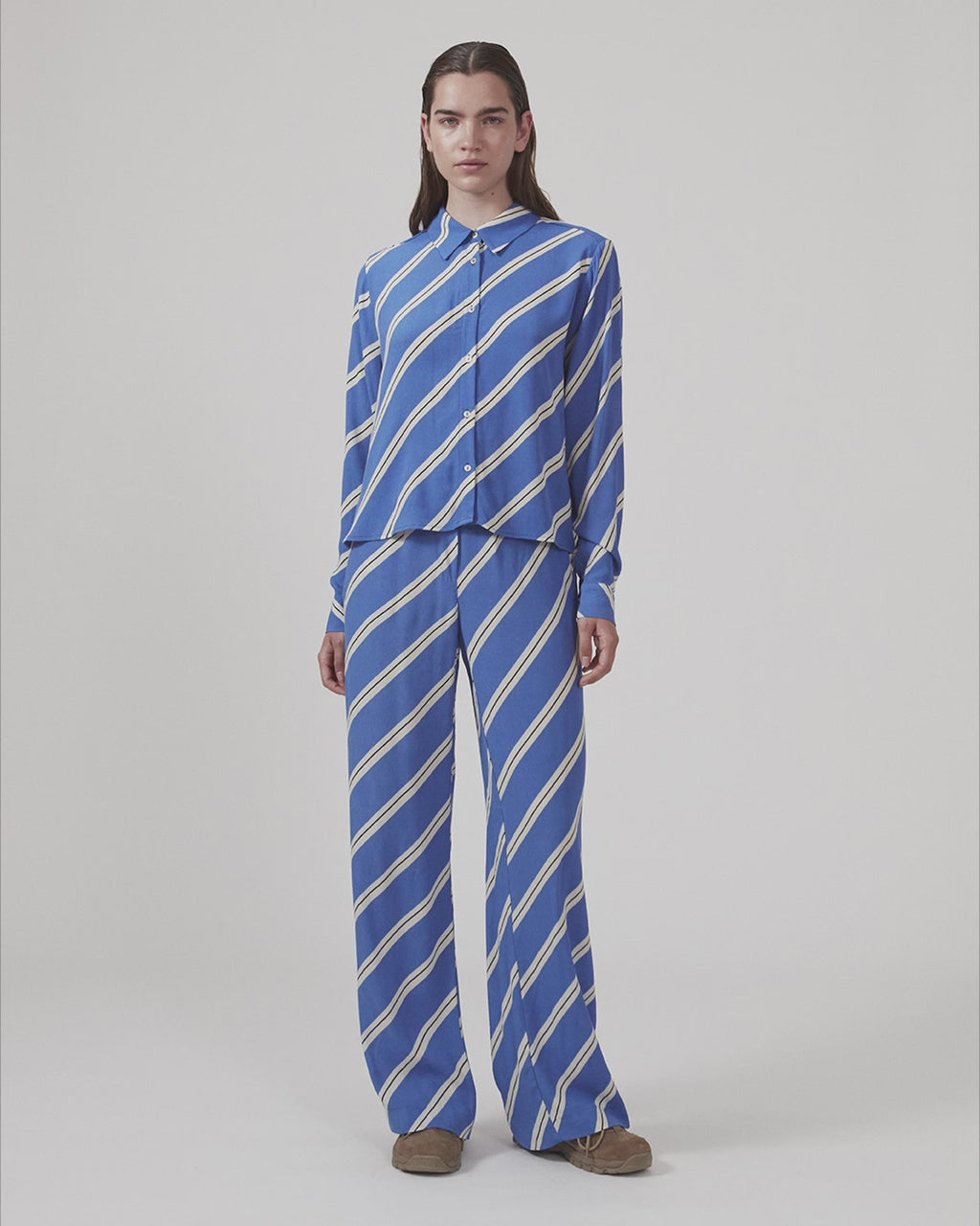 Pants designed with a loose fit and wide legs with a diagonal stripe print. CenniMD print pants have an elasticated waist for ekstra comfort. The model is 177 cm and wears a size S/36.  Match with CenniMD print shirt to complete the look.