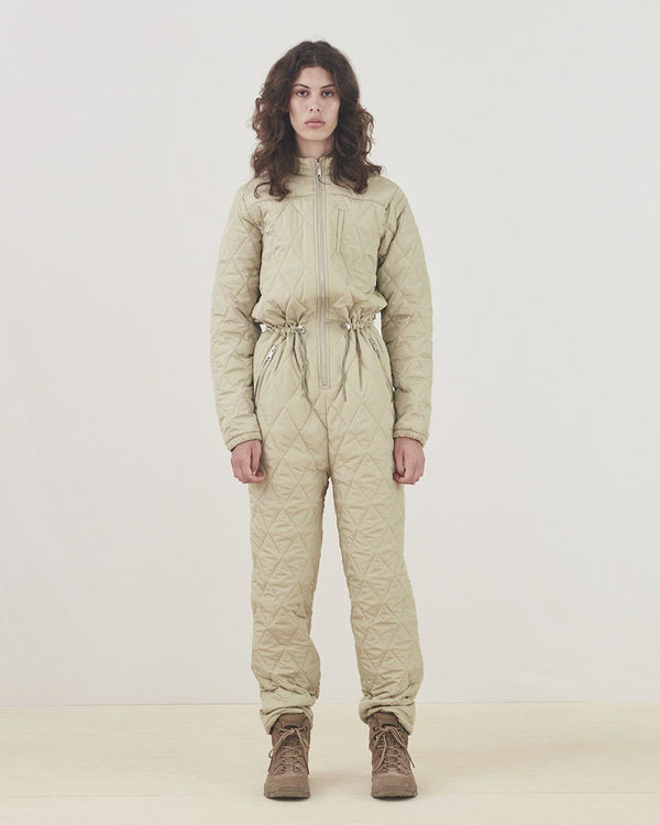 Cool, quilted jumpsuit. Krystal padded jumpsuit has visible zipper at front and elastic in the waist, which gives a feminine look. The jumpsuit has polyester padding and is therefore a perfect match for the mild winters.