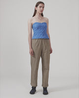 Crop top in blue without sleeves with a heart-shaped neckline and a slight peplum-effect. AtiraMD crop top has a structured floral pattern.  The model is 177 cm and wears a size S/36.