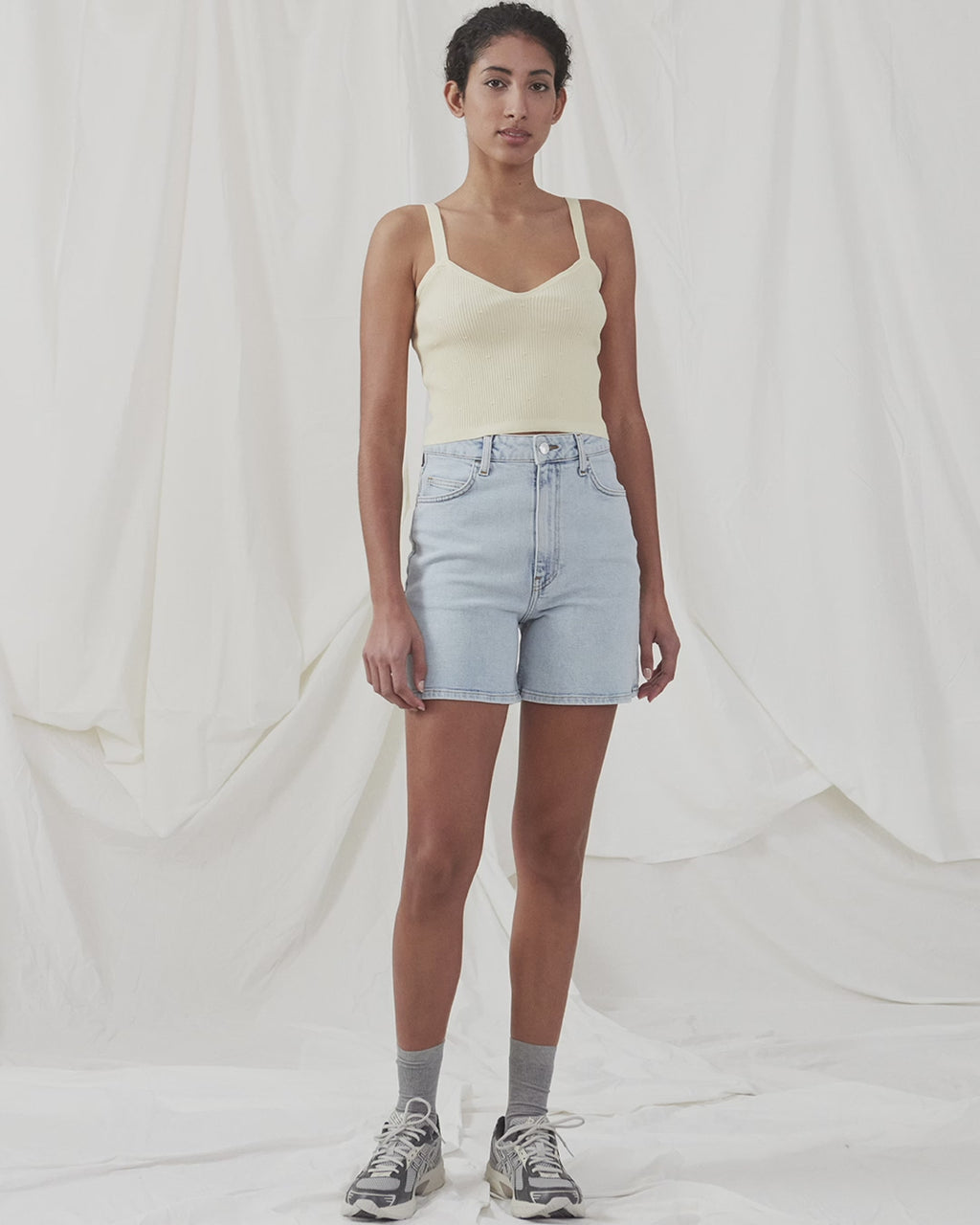 White crop top in ribbed material. DorisMD top has narrow straps, v-neckline and a tight fit. The model is 177 cm and wears a size S/36.