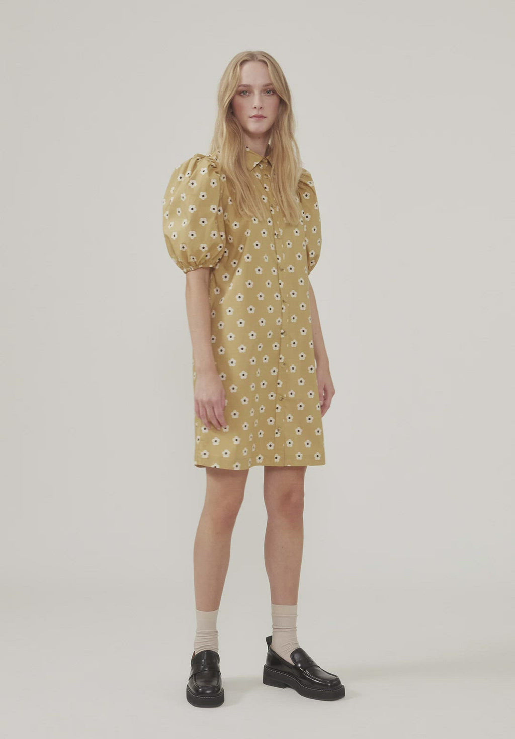 Dress in a printed organic cotton with a straight silhouette. RossaMD print dress has a collar and button closure with voluminous puff sleeves with elasticated trim. The model is 173 cm and wears a size S/36